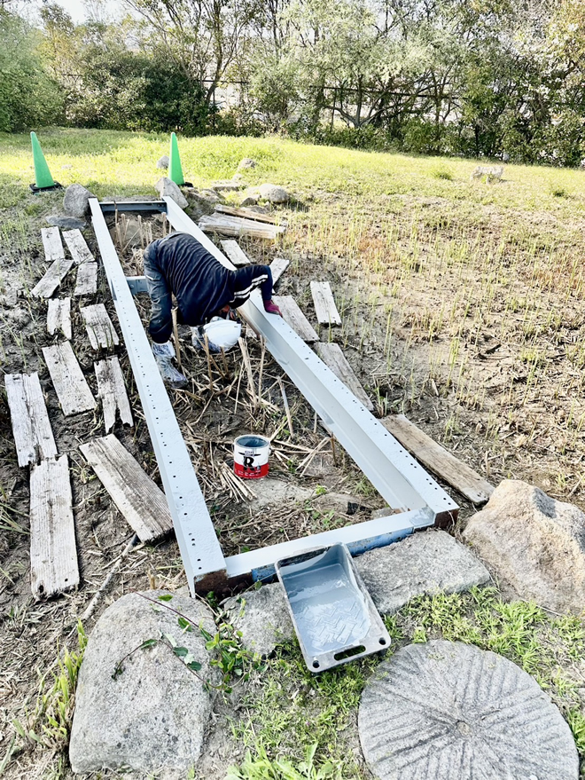 小学校学習園ビオトープの池に架かる橋の新しい板を取り付ける工事4