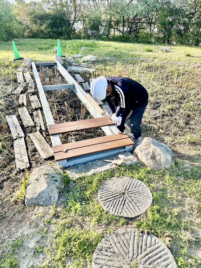 小学校学習園ビオトープの池に架かる橋の新しい板を取り付ける工事5